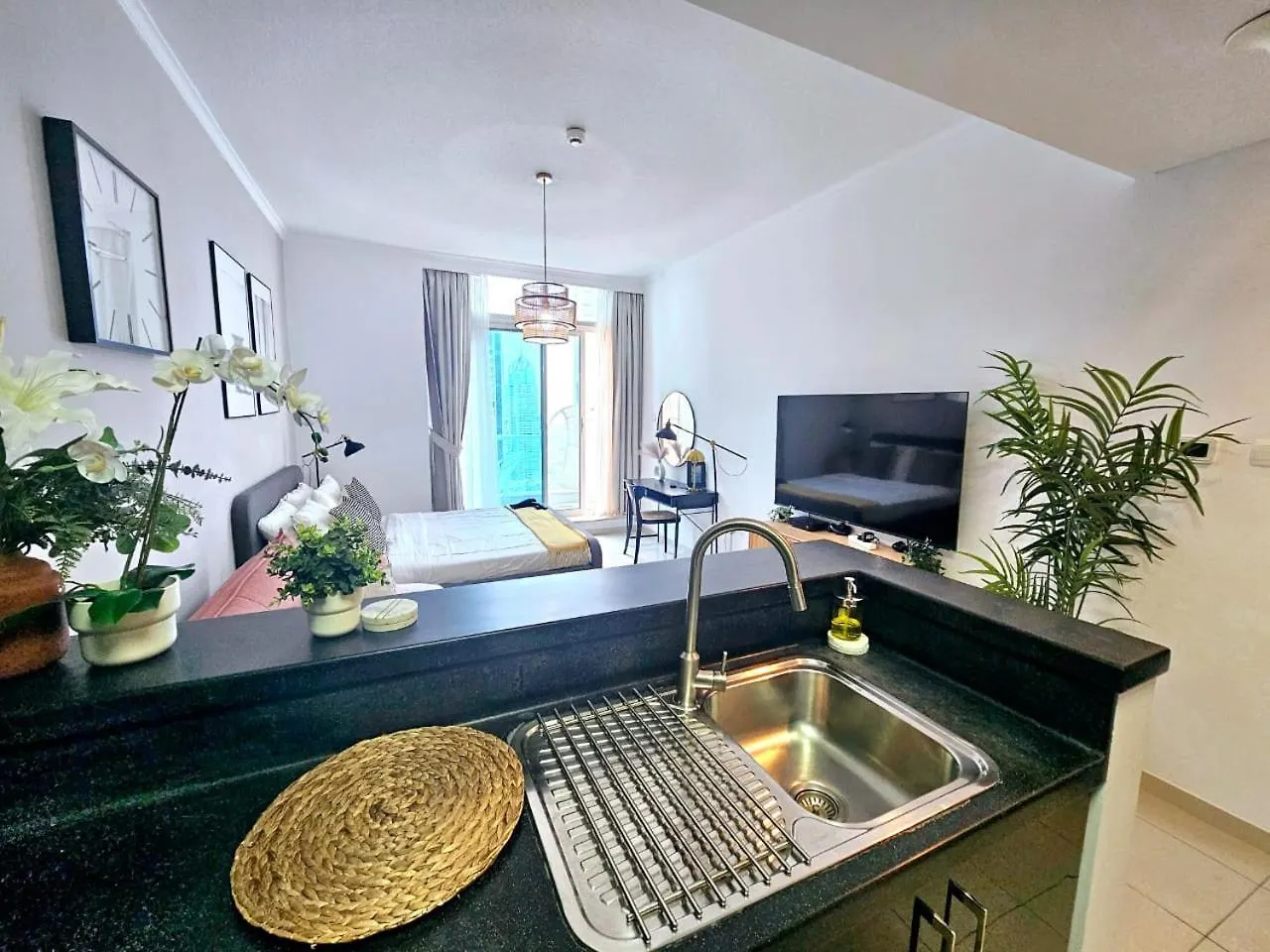 Sunrise Homes - A Stylish Studio In Botanica Tower Dubai Apartment